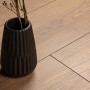 Kaindl Laminat Poseidon Malibu Oak, wasserfest, mit schwarzer Vase. Holzoptik.