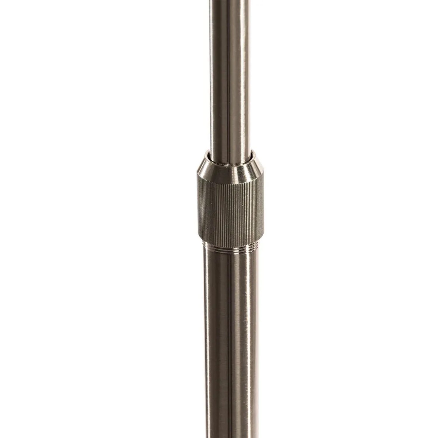 Detailaufnahme der Stahlstange einer Bogenlampe mit gerändeltem Verbindungsstück.