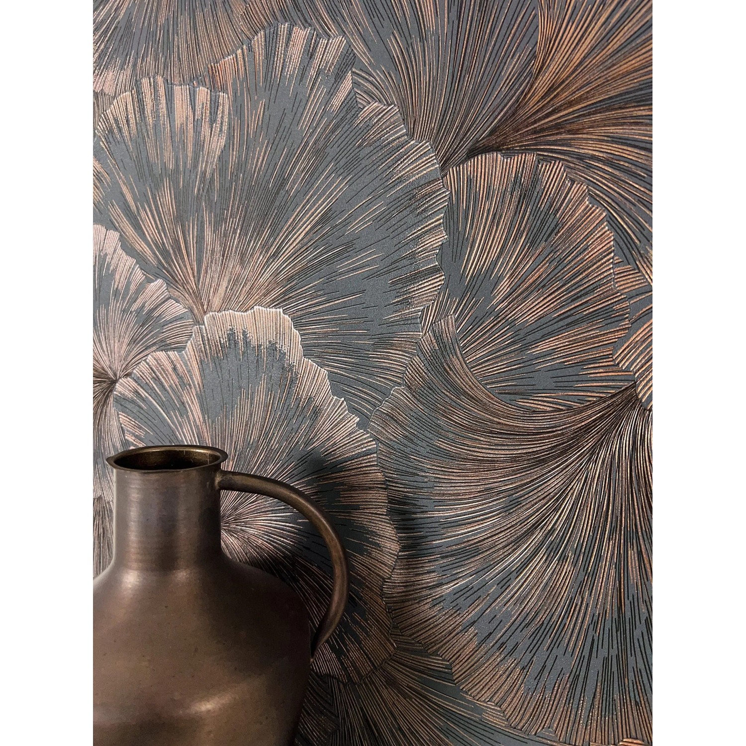 Newroom Vliestapete Neriah Copper Dschungel, graue Blätter mit Kupferakzenten.