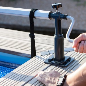 Gre Planenaufroller für Einbaubecken bis 5,80m, Detailaufnahme der manuellen Bedienung.