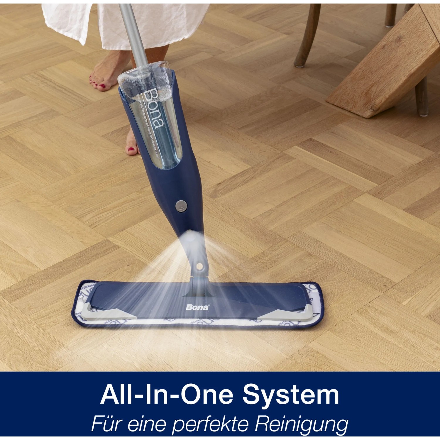 Bona Premium Spray Mop reinigt Parkett. Sprühmopp mit Kartusche und Mikrofaser-Pad für streifenfreie Böden.