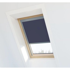 Marineblaues Avosdim Verdunkelungsrollo für Velux Dachfenster SK06 im Dachfenster.