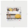 Walther Design Rahmenloser Bildhalter 30x30 cm, Klarglas, im Wohnzimmerambiente.