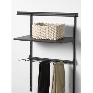 Schwarzer Metall-Hosenhalter (60x30 cm) mit Regalboden und zwei Hosen an einem Regalsystem.