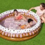 Aufblasbares Kinder-Planschbecken im Eisbecher-Design mit spielenden Kindern und einer Frau im Garten.