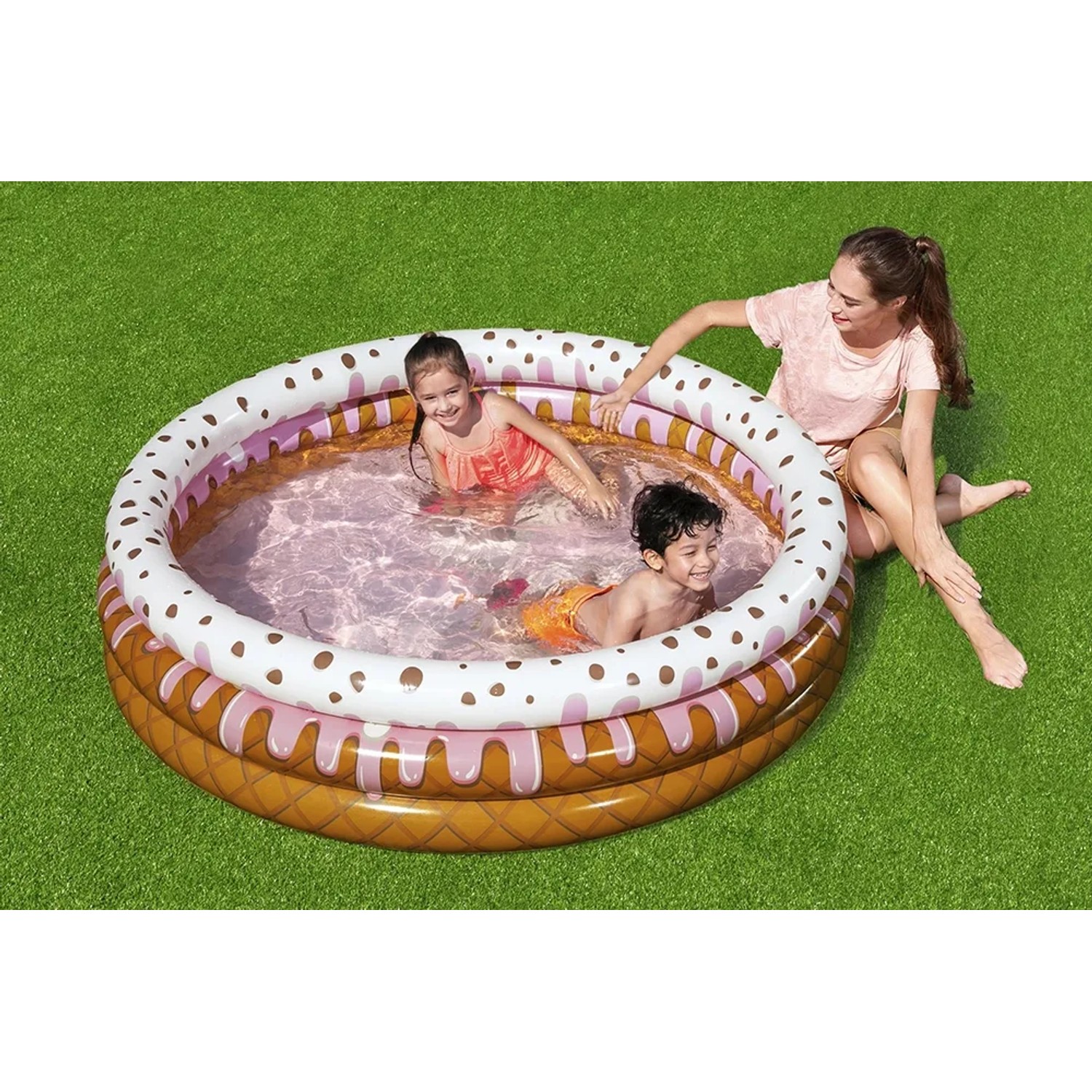 Aufblasbares Kinder-Planschbecken im Eisbecher-Design mit spielenden Kindern und einer Frau im Garten.