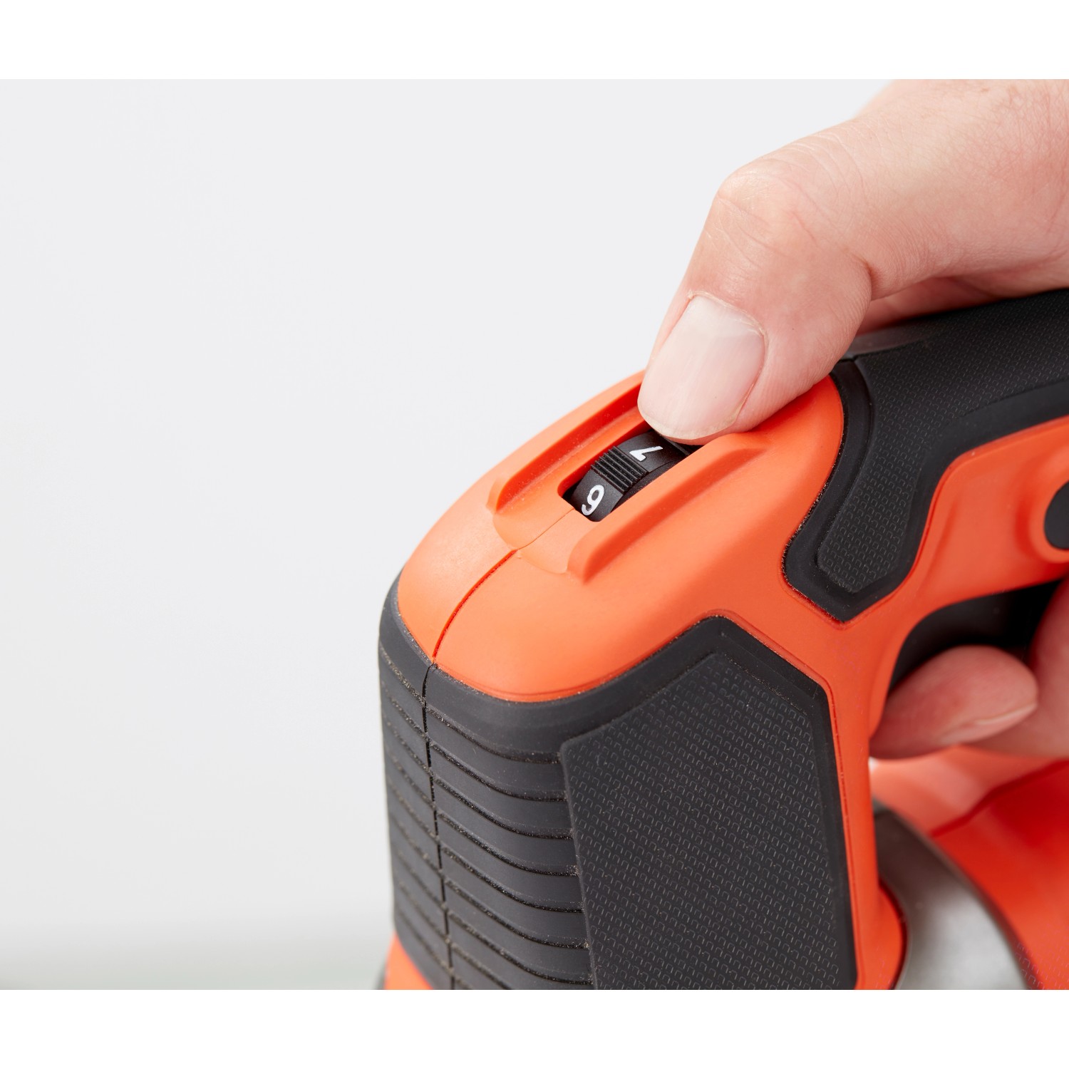 Detailaufnahme: Hand bedient Drehzahlregler der Black+Decker Stichsäge BES610K.