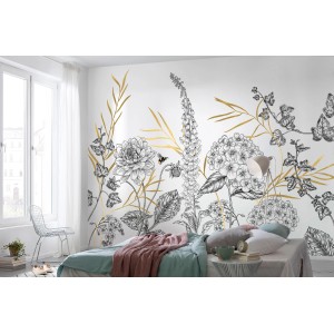 Komar Vliesfototapete Bumble Bee (350x250 cm) mit Blumen und goldenen Akzenten im Schlafzimmer.