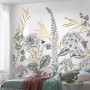 Komar Vliesfototapete Bumble Bee (350x250 cm) mit Blumen und goldenen Akzenten im Schlafzimmer.