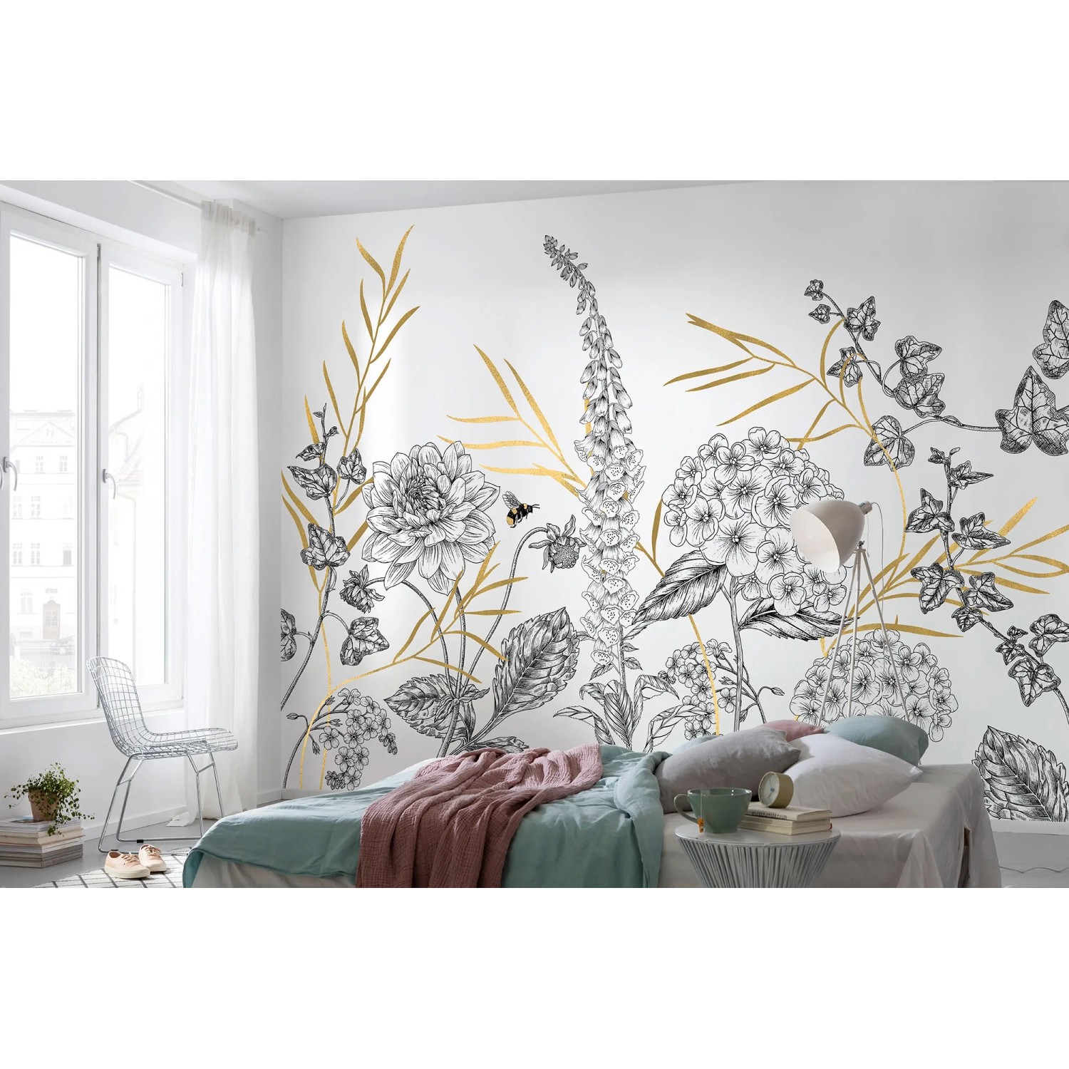 Komar Vliesfototapete Bumble Bee (350x250 cm) mit Blumen und goldenen Akzenten im Schlafzimmer.