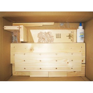 Dobar Insektenhotel Bausatz Landsitz Superior: Einzelteile aus Kiefernholz, Dübel, Schrauben und Leim im Karton.