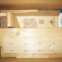Dobar Insektenhotel Bausatz Landsitz Superior: Einzelteile aus Kiefernholz, Dübel, Schrauben und Leim im Karton.