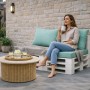 Setgarden Palettenkissen Set pastellblau auf weißem Palettensofa. Frau genießt Komfort auf Sitz- & Rückenkissen Outdoor.