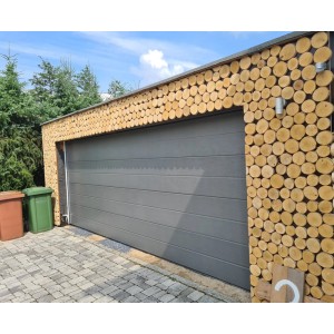 Garage verziert mit Deko Birkenscheiben (Ø 6-12 cm). Naturholz-Optik für kreative Wandgestaltung.