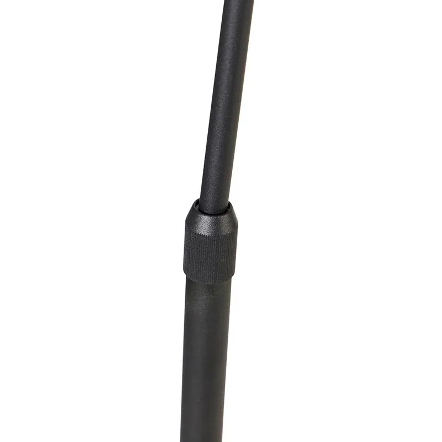 Detailaufnahme der schwarzen QAZQA Bogenlampe Arc Basic, Fokus auf das Verbindungsstück.
