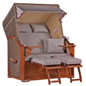 Strandkorb Nordstrand Mahagoni PE Grey Dessin 501 mit grau-weiß gestreiften Kissen und Fußstützen.