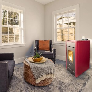 Roter SCHENGER Pelletofen HP07 8kW im Wohnraum mit Sessel und Deko.