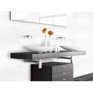 Badezimmer mit Vabene Wandfliese Dream Light, glänzend, 30x60 cm, in Weiß. Zwei Waschbecken auf dunkler Holzplatte.