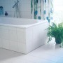 Anwendungsbeispiel: Badezimmer mit weiß gefliester Badewanne und LUX Fugenglätter Universal für saubere Silikonfugen.