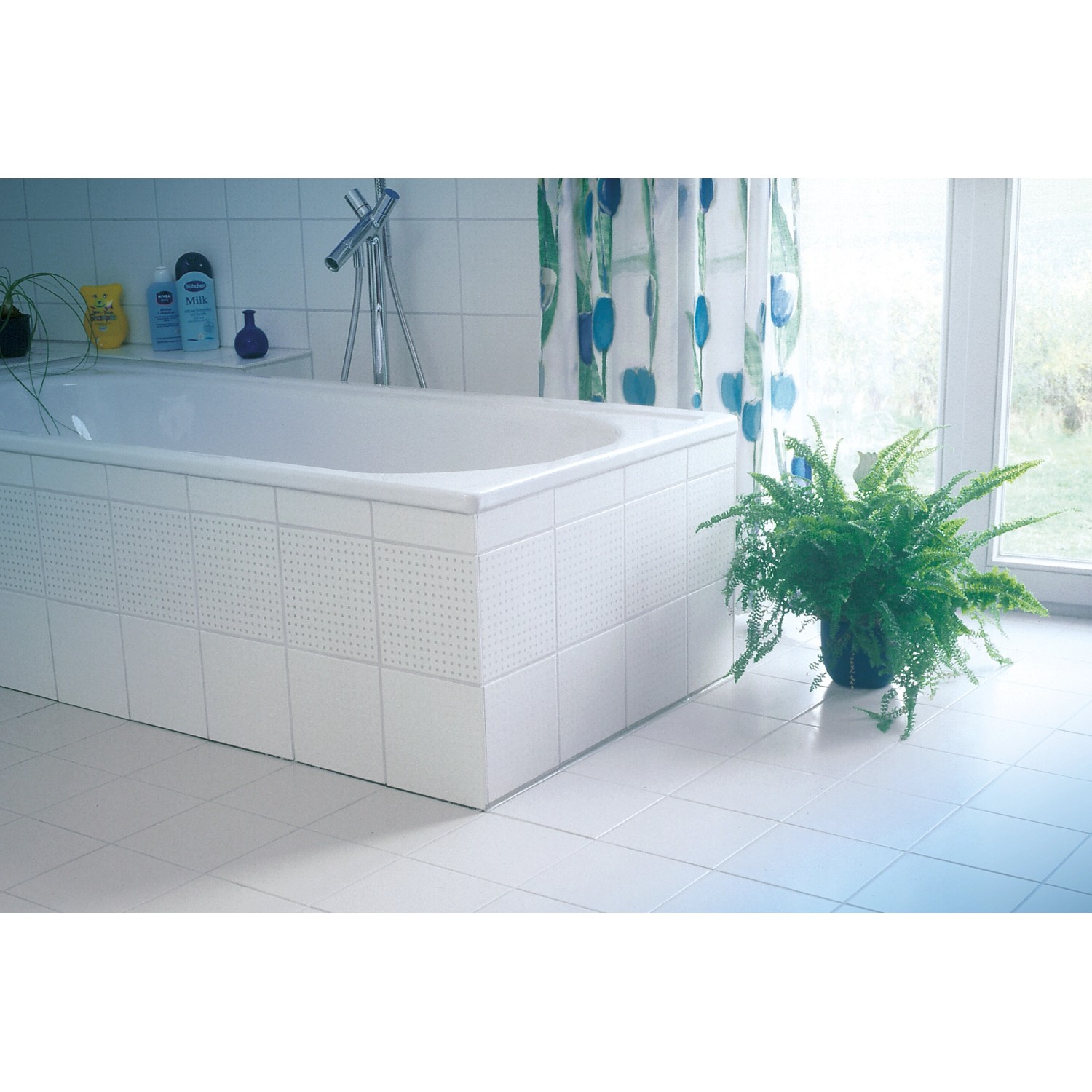 Anwendungsbeispiel: Badezimmer mit weiß gefliester Badewanne und LUX Fugenglätter Universal für saubere Silikonfugen.