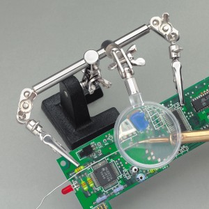 LUX Löthalterung mit Lupe fixiert Platine für präzises Löten.