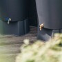 Regentonnen mit Geka Anschluss-Set und Messing-Tülle zur Wassergewinnung im Garten.