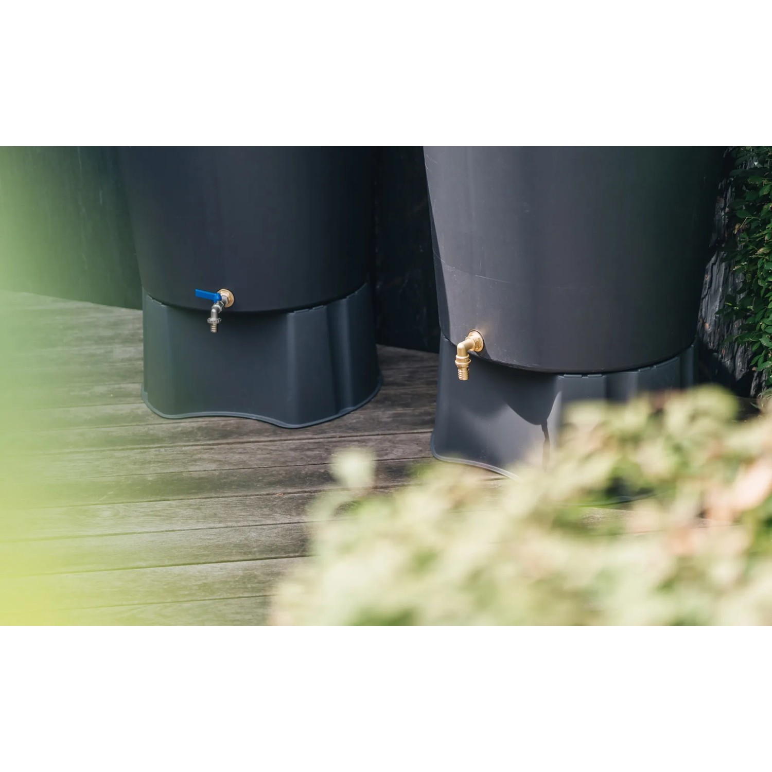 Regentonnen mit Geka Anschluss-Set und Messing-Tülle zur Wassergewinnung im Garten.