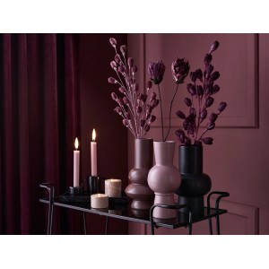 Burgunderrote Vase Midnight Mystery, 25,5 cm hoch, mit Blumen auf einem Tisch.