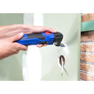 Hände schneiden mit blau-schwarzem Westfalia Multifunktionswerkzeug ein Loch in eine Wand. Vielseitiges Multitool für präzise Arbeiten.