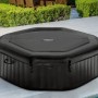 Abgedeckter Intex PureSpa Octagon Bubble Jet Whirlpool mit Salzwassersystem, schwarz.