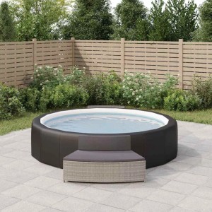 Graue Poly Rattan Whirlpool-Bänke mit dunklen Auflagen (2 Stk.) vor Pool.