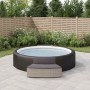 Graue Poly Rattan Whirlpool-Bänke mit dunklen Auflagen (2 Stk.) vor Pool.