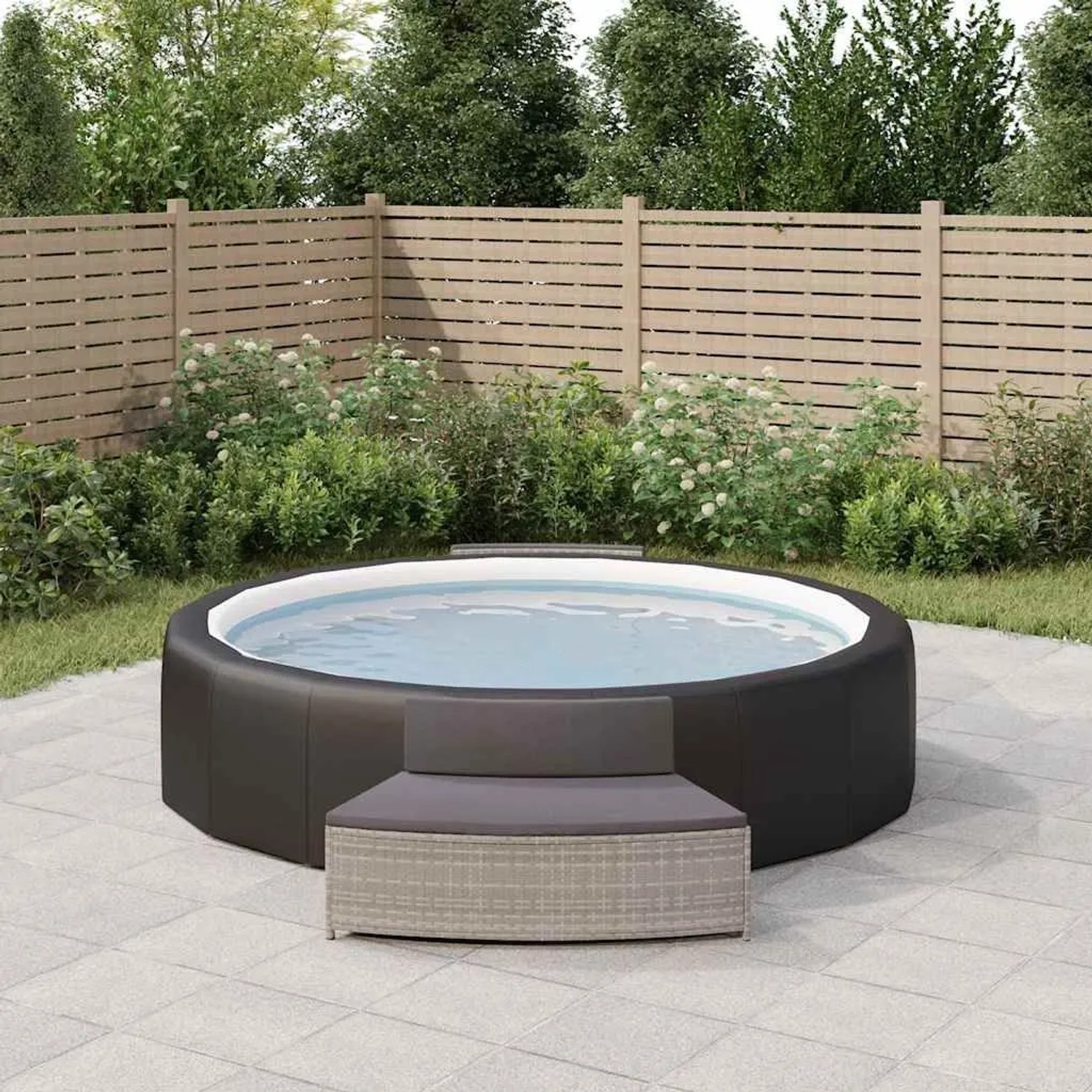 Graue Poly Rattan Whirlpool-Bänke mit dunklen Auflagen (2 Stk.) vor Pool.