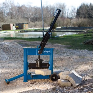 Scheppach Steintrenner HSC 130 zum Trennen von Steinen und Platten. Baumaschine mit Hebelarm und gefederten Tischauflagen.