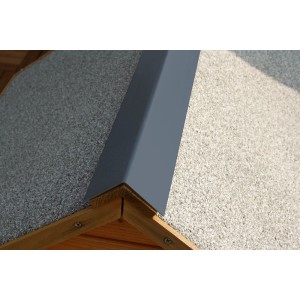 Anthrazitfarbenes HG 24 Alu L-Profil 50x50 mm als Kantenschutz auf einem Dach.