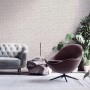 Vliestapete mit geometrischem Muster in Weiß und Silber, strukturiert und glänzend.