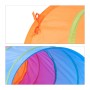 Faltbarer Pop Up Spieltunnel aus buntem Polyester. Zeigt orangefarbene Außenseite mit Bindebändern und farbigen Innenraum.