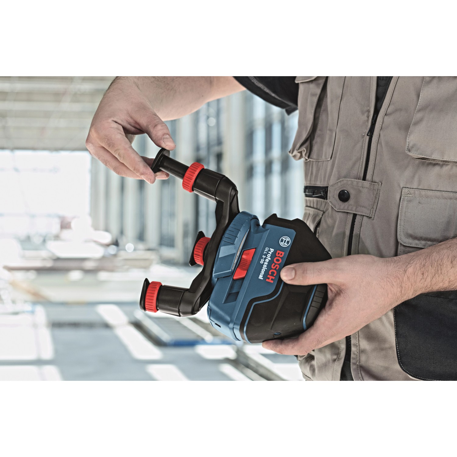 Bosch Professional GLL 3-50 Linienlaser mit Stativ in Hand, blau/schwarz.