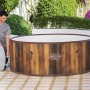 LAY-Z-SPA Helsinki AirJet Whirlpool (Ø 180cm) mit Pumpe und Mann im Garten.