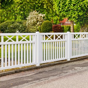 Weißer Vorgartenzaun Vinesse aus Nadelholz, 150x96 cm, im Garten.