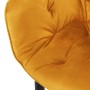 Detailaufnahme: Senfgelber ML-Design Polsterstuhl mit Samtbezug und gesteppter Lehne.