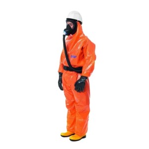 Dräger Chemikalienschutzanzug Overall, orange, mit Atemschutzmaske und Schutzhelm. Für Chemiearbeiten.