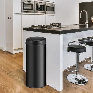 Schwarzer, runder Juskys Mülleimer mit Sensor und 50L Fassungsvermögen in moderner Küche.
