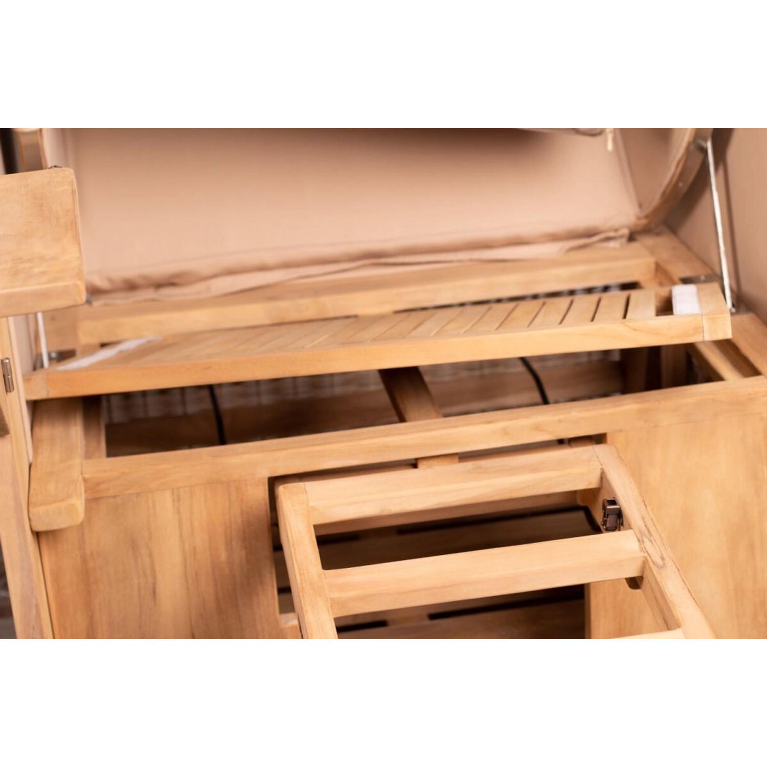 Detailaufnahme Strandkorb Ammersee Single Teak mit ausziehbarer Fußstütze.