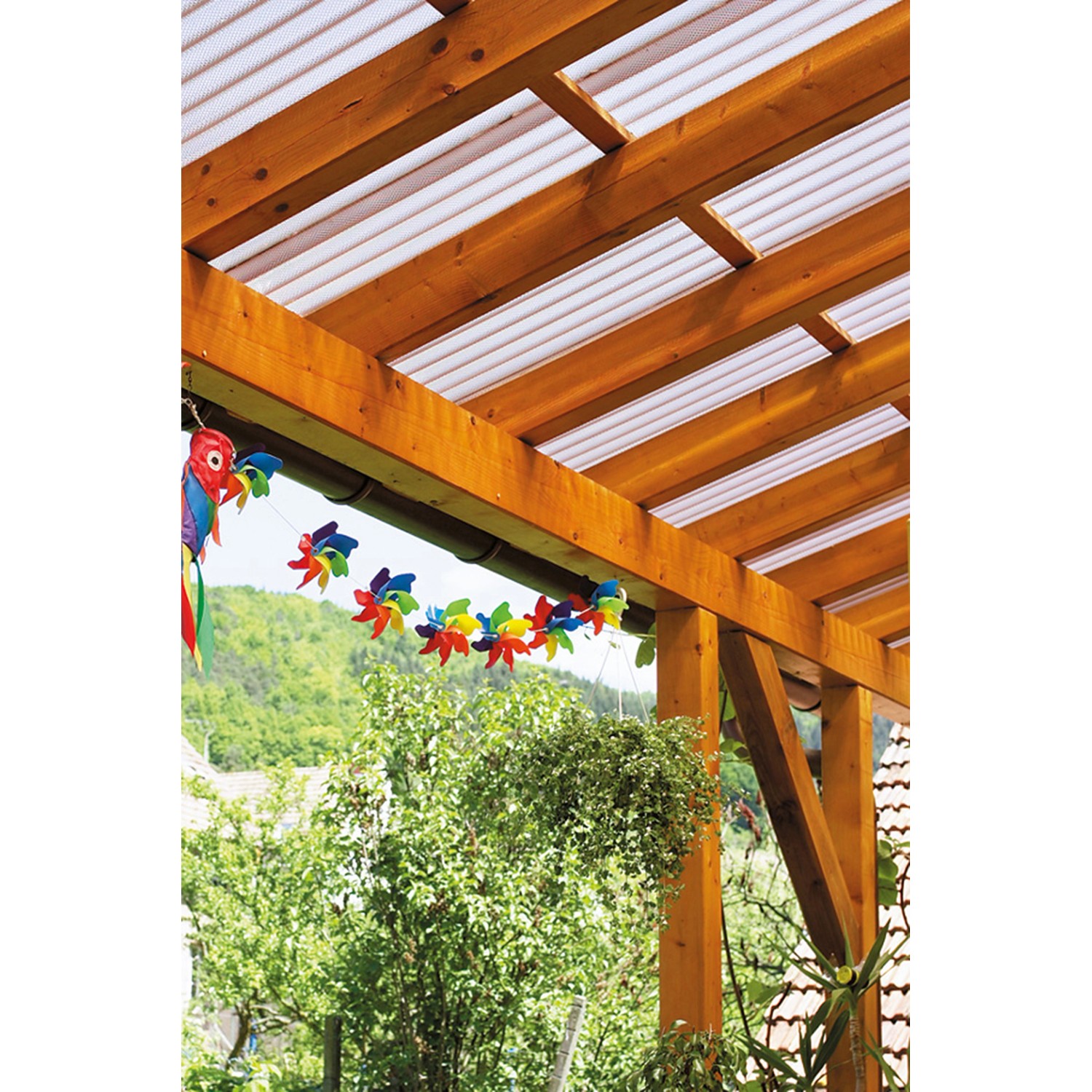 Acryl-Profilplatte Sinus 76/18 Wabe Bronze als Terrassenüberdachung auf Holzkonstruktion.