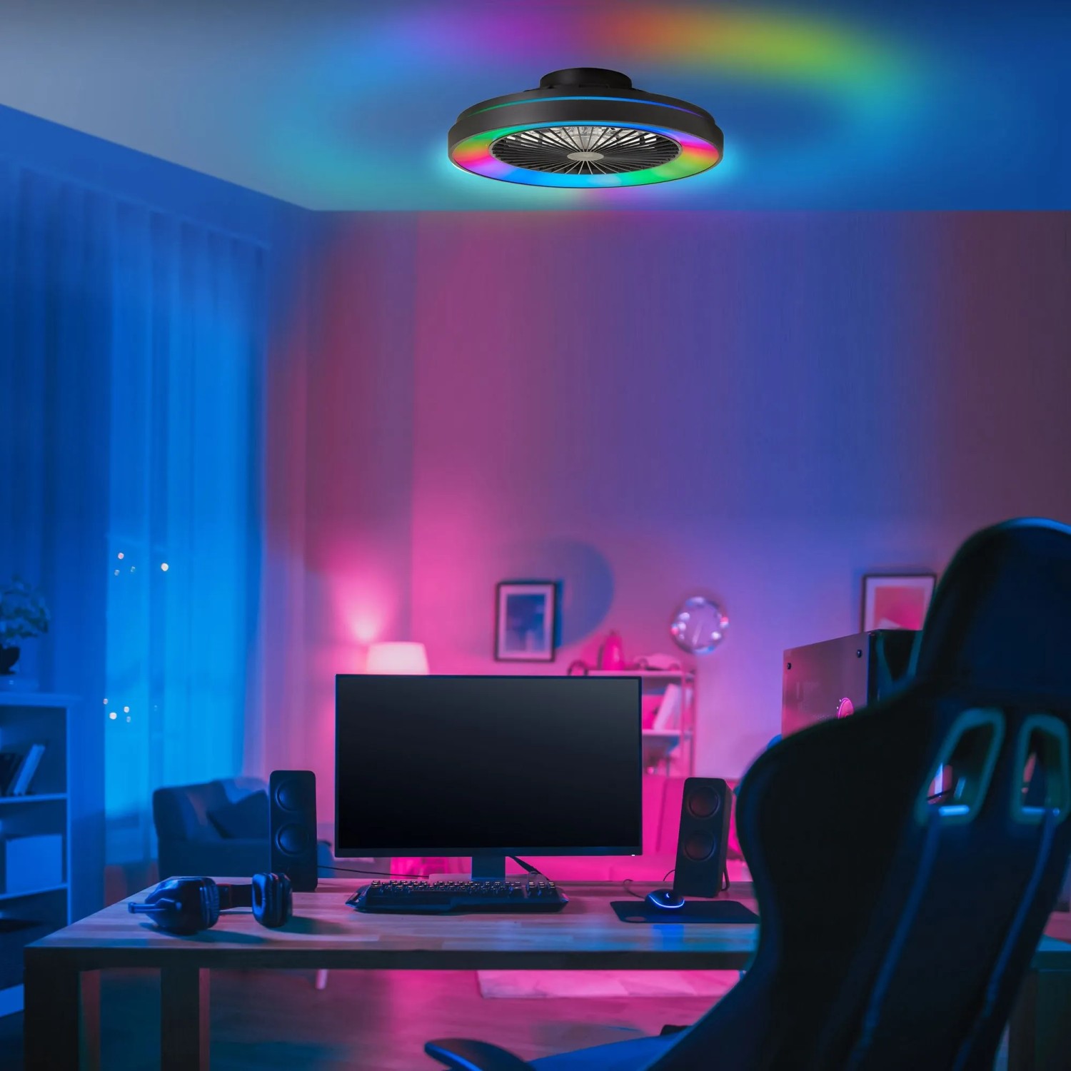 Schwarze LED-Deckenleuchte Mazzaro mit Ventilator und RGB-Beleuchtung, montiert in modernem Raum.
