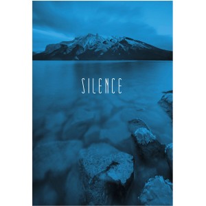 Blaues Wandbild Word Lake: Bergsee-Motiv mit dem Wort 'Silence', 50x70 cm.