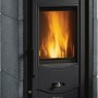 La Nordica Asia Bii Kaminofen mit Natursteinverkleidung, 6 kW, Holzscheite im Fach.