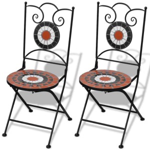 Zwei klappbare Bistrostühle mit Terrakotta- und Weiß-Keramikmosaik für Garten oder Balkon.