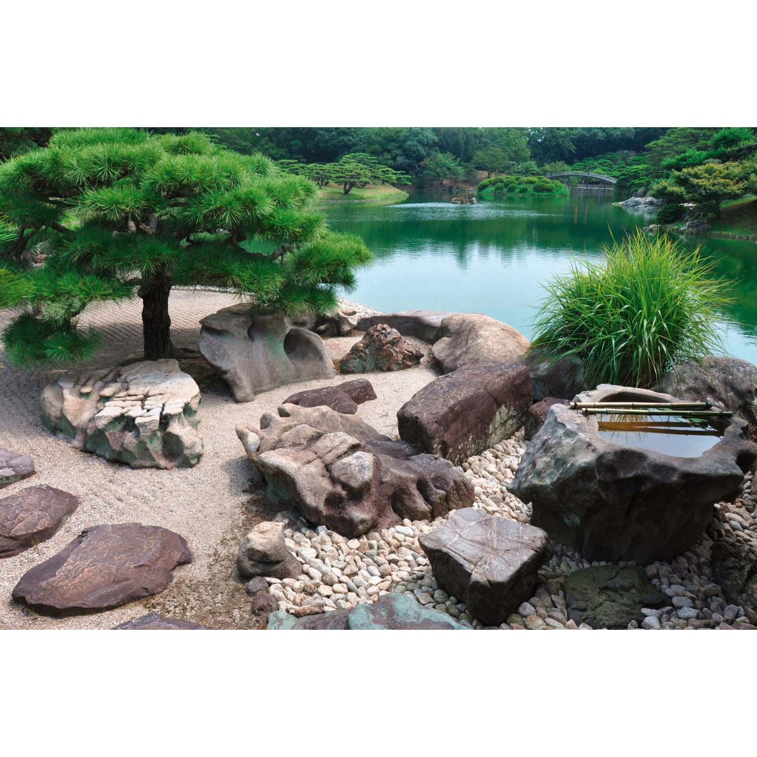 Anwendungsbeispiel: Gartenbauvlies braun im japanischen Garten mit Steinen und Teich.
